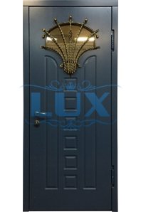 металлическая дверь для загородного дома с ковкой и стеклопакетом