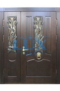 входная парадная дверь с массивом сосны и коваными элементами