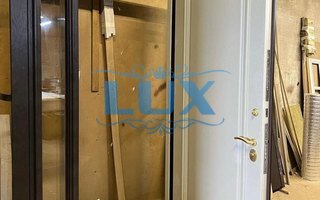 стальная дверь с двумя боковыми вставками и стеклом в раскрытом виде