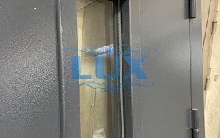 одностворчатая металлическая дверь со стеклом и тремя петлями