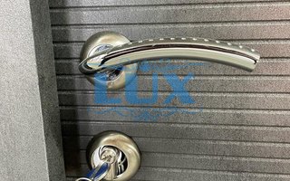 одностворчатая дверь в квартиру с раздельной ручкой