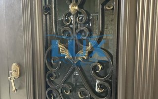 дверь в загородный дом со стеклом и коваными элементами