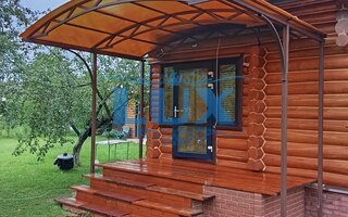 арочный навес из сотового поликарбоната для дачного дома